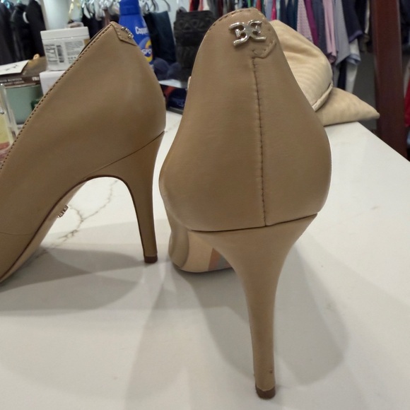 Sam Edelman Beige Pointed Toe Heels - Picture 4 of 9